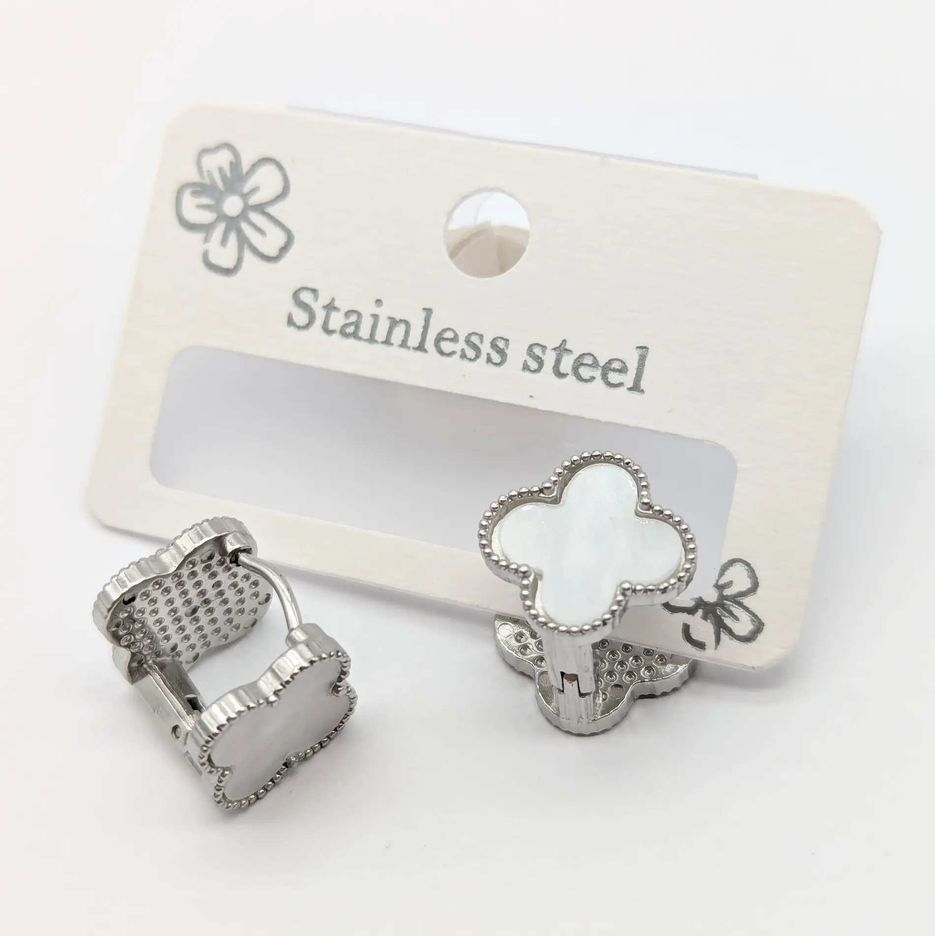 Серьги Stainless Steel РС «Клевер». Родий. Сталь с белой эмалью, двусторонние 1,8 × 1,8 см