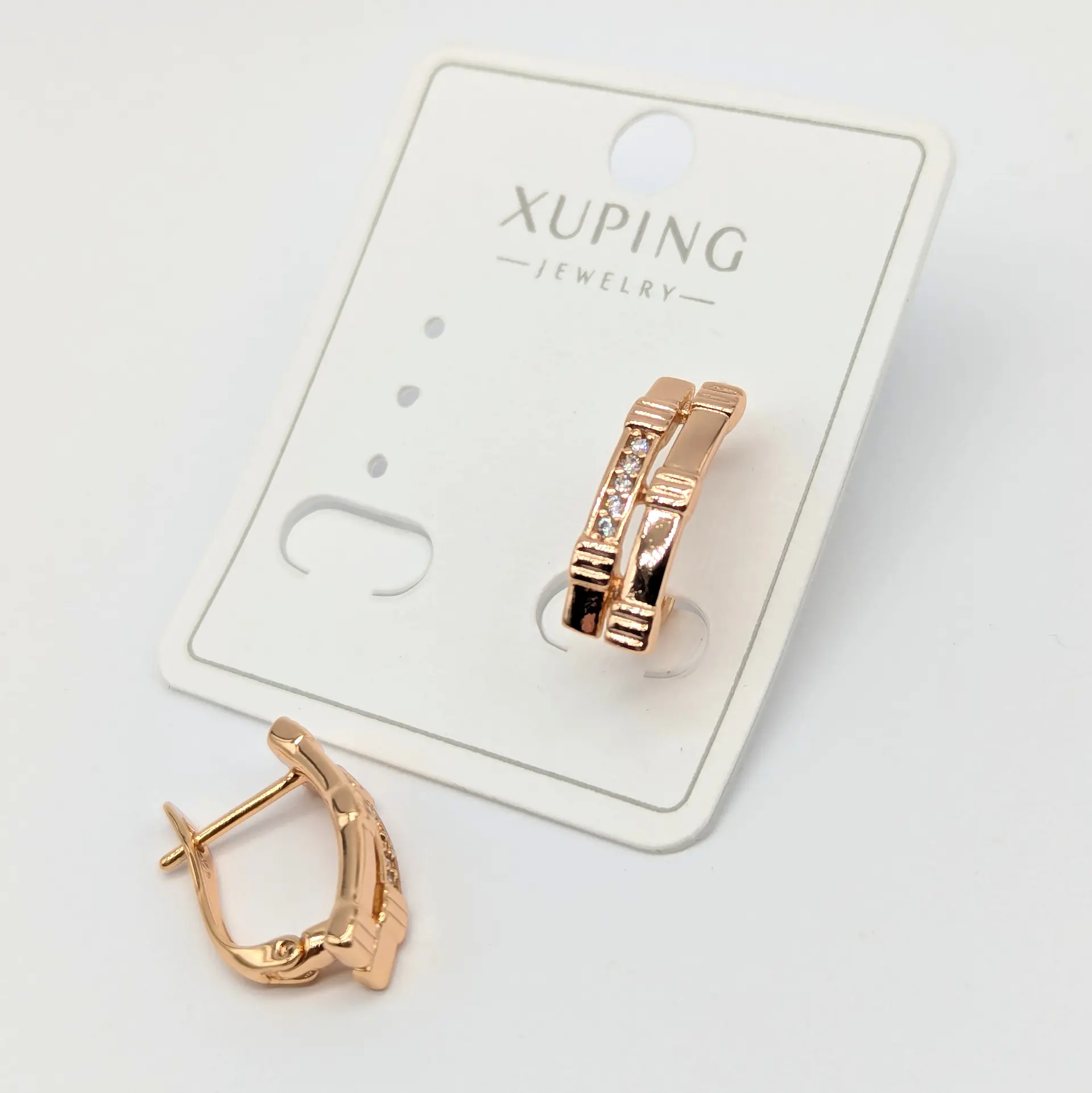 Сережки Xuping 18к «Золотий ритм» з цирконієм, 0.6*1.7 см