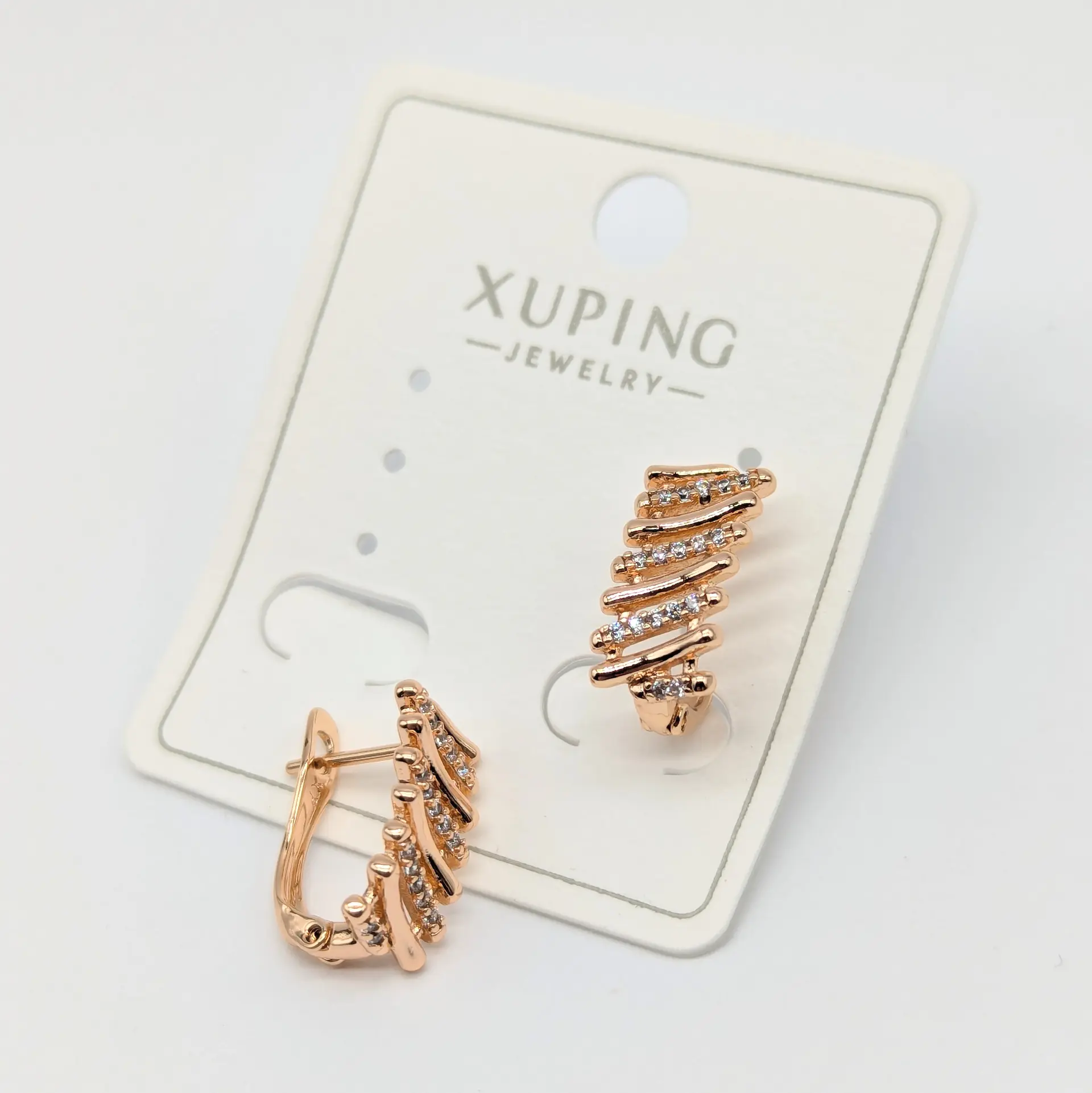 Сережки Xuping 18к «Золота хвиля» з білим цирконієм, 0.7*1.5 см