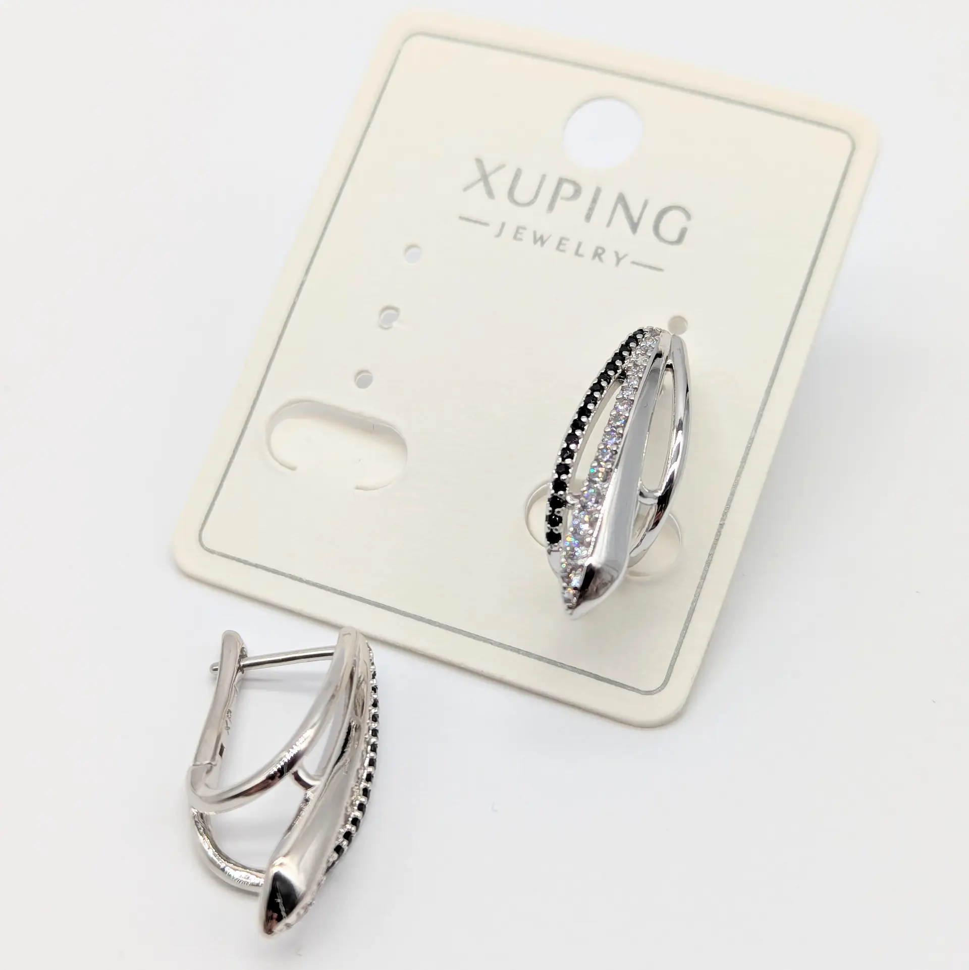 Сережки Xuping срібні «Контраст Ліній Блек&Сільвер», 0.8*2.3 см